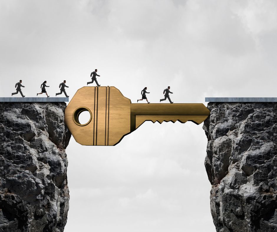 Geschäftsleute, die durch ein Schlüsselloch gehen – ein Symbol für den Übergang und die neuen Möglichkeiten auf der anderen Seite.