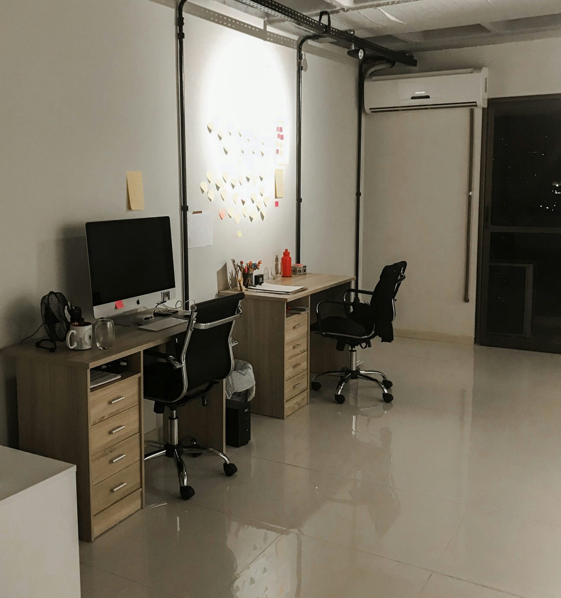 ein Büro mit einem Computer